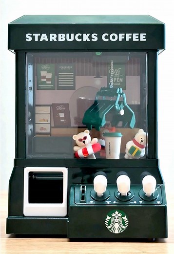 ความสนุกมาแล้ว! กับ STARBUCKS CLAW MACHINE 🕹️💚 ตู้คีบที่มาพร้อม Cup Clip และ Stopper สุดน่ารัก แลกซื้อเพียง 2,950 บาท เมื่อซื้อเครื่องดื่มที่ร่วมรายการ* 1 แก้ว/บิล สำหรับสมาชิก Starbucks® Rewards ตั้งแต่ 9 ก.พ. 69 หรือจนกว่าสินค้าจะหมด ที่ร้านสตาร์บัคส์ที่ร่วมรายการนะคะ ดูรายละเอียดเพิ่มเติมที่เว็บไซต์ *เงื่อนไขเป็นไปตามที่บริษัทฯ กำหนด #StarbucksTH