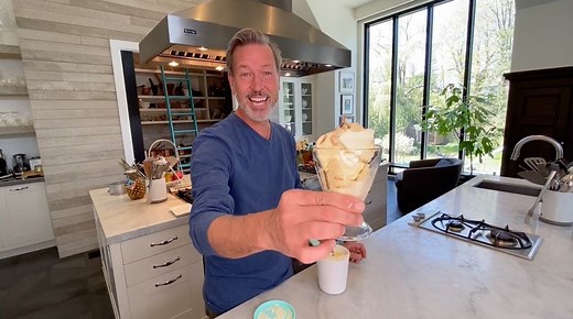 160K views · 2.1K reactions | Ricardo prépare la crème de la crème glacée : une crème glacée maison à la vanille avec caramel salé et arachides!  Notre meilleure recette ici  https://bit.ly/3cOzDHH Pour commander notre sorbetière, c'est par là!  https://bit.ly/3e1WKP5 | Ricardo Cuisine | Facebook