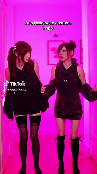 Duo Halloween Costume Inspo: Velma & Daphne