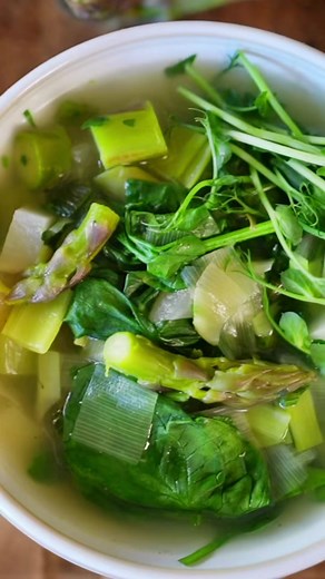 Voici la nouvelle soupe Detox d’ @hervecuisine pour vous accompagner dans la transition hiver / printemps, qui ressent le besoin de faire le plein de vitamines et de se débarrasser des toxines accumulées cet hiver ? Diurétique, drainante et rassasiante, on va utiliser des légumes de saison avec deux belle propriété pour se faire du bien idéalement 2 soirs par semaine. Échalote, ail, oignons nouveaux, poireaux, céleri branche, asperges, navets, pousses d’épinards frais, herbes aromatiques (estrag