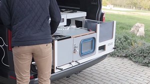 Démonstration du kit amovible Nestbox de la marque tchèque Egoe. Un ensemble adapté à la plupart des utilitaires et ludospaces, et qui comprend un bloc cuisine, un couchage double et des rangements. ➡️ Pour plus d'infos, lire l'article de Van Life Magazine: http://www.vanlifemag.fr/presentationessais/altago-nestbox-egoe-le-van-a-temps-partiel/11348 #campingcar #motorhome #camper #campervan #autocaravana #autocaravane | Le Monde du Camping-Car