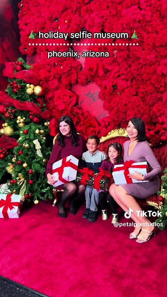 Experience the Holiday Selfie Museum in Phoenix