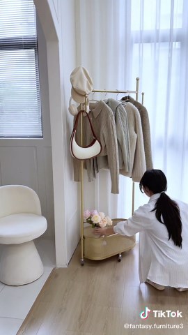 Effortless Storage with the Universal Coat Rack
