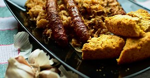 Podvarak sa slaninicom i kobasicama: Starinski recept za zimski specijalitet koji gurmani obožavaju