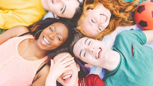 17 Partyspiele für Teenager gegen Langeweile