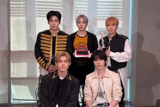 TXTウマチュン1位おめでとう😭🎉👏よかった😭よかったよ｡ﾟ(ﾟ´Д｀ﾟ)ﾟ｡4冠だーー🏆明日のインガも1位獲ろう✨TXTもMOAも幸せで嬉しい☺️今日もみんなカッコよいなテヒョン王子様みたいだ✨カッコよすぎる