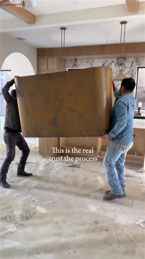 The right vent hood can completely change the vibe of a kitchen ✍🏻 That’s why we never treat vent hoods as an afterthought. Every kitchen we design gets a custom, built-in hood tailored to the space, the cabinetry, and the overall vision. This single design move adds character, elevates the entire room, and instantly makes the kitchen feel high-end ✨💅🏻 Definitely worth the investment — and quickly becoming the new standard in luxury kitchen design.