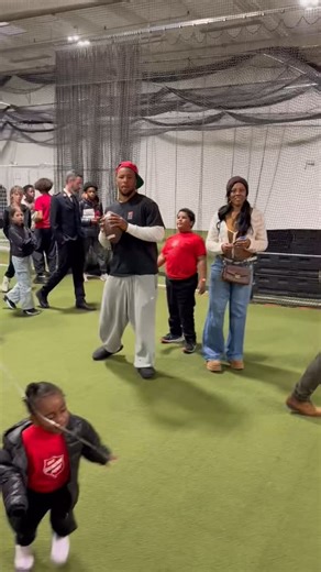 Just hours after getting off a plane from Green Bay after an Eagles win Saquon Barkley is back out spreading love in the community. The Michael Ann and Saquon Barkley Hope Foundation helped donate 50 new mattresses and bedding to Philly kids who need place to lay their head at night. @fox29philly | Chris O'Connell Fox 29