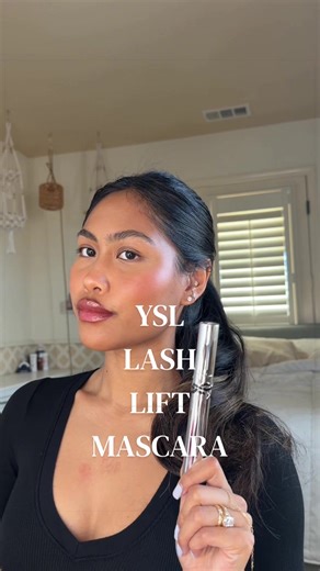 Smudging by noon. Flakes under your eyes. Mascara that clumps or runs the second you sweat. If that sounds familiar… this is your sign !🤍 I’ve been testing the NEW @YSL Beauty Lash LateX Mascara, and it’s giving defined, lifted lashes that actually last. The sculpting brush grips every lash (even the tiny ones) for length without clumps, while the lightweight formula stays put, no smearing, no fallout, no raccoon eyes. ✨ What I noticed: • Lashes look visibly longer and lifted • Zero clumping, e