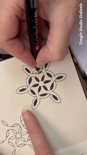 New Mini Journal Tangling episode! 🎉 Today we explore Qunfany, a lovely seed-tangle by Lin Chiu and Sharon Wong. Follow along as I draw the step-outs and finish a softly shaded example in my 12 × 12 cm Talens Art Creation sketchbook. A calm and guided way to tangle when you want creativity without planning. 🖊️ Tangle: Qunfany (by Lin Chiu and Sharon Wong Sharonxww) 📓 Format: Mini tangle journal (12 × 12 cm) Save this for your next peaceful creative moment and add a new page to your growing li