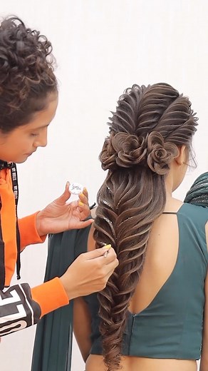 Hairstyle design by @pylptel 💥💥 *SURAT* 💥💥 🔊🔊🔊 *5 Day Hairstyle Master Class* 🔊🔊🔊 *Date:- 23th to 27th February* *Day-1* 👉 Product knowledge 👉 Preperation knowledge 👉 Hair analysis knowledge 👉 Face analysis knowledge 👉 Tools knowledge 👉 Type of back combing knowledge 👉 Staffing shape knowledge 👉 Extention knowledge 👉 Type of curl knowledge 🟠 Advanced technique knowledge ◀️ Spreeding ◀️ Pulling ◀️ Deep pulling ◀️ wave ◀️ Twisting ◀️ lighting *Day-2* 👉 Revision 👉 1st basic ha