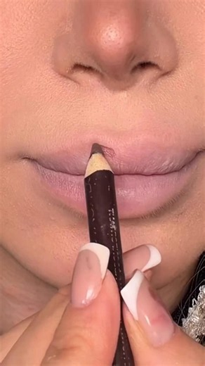 -5ml Vs +5ml Lipstick Tutorial 💋 ✨#youtubeshorts #lipsticktutorial #lipstickhacks #lipstick #shorts