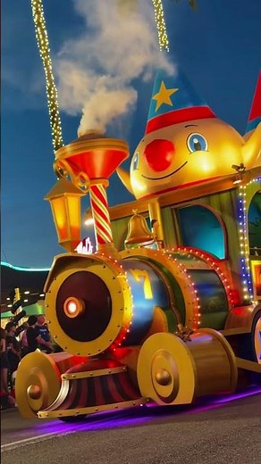 Universal Orlando Holiday Parade Featuring Macy’s! 🎄 #UniversalOrlando #HolidayParade #macys