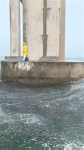 fox_xyz on Instagram: "Constructing bridge piers using caissons in deep, fast-flowing water conditions."