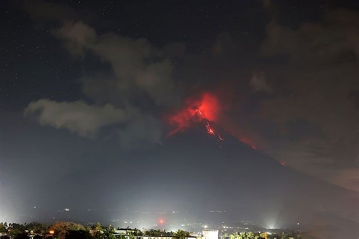 Mayon still on Alert Level 3 as eruption continues