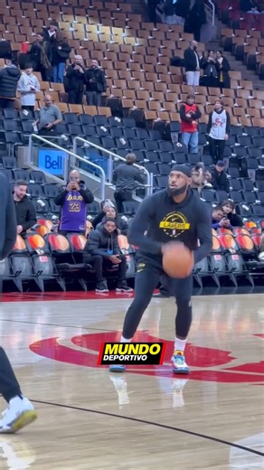 🏀🇺🇸😅 Curioso pacto entre esta pareja en un partido de la #NBA 📸 “Dejaré a mi novia por una foto con LeBron” 📹 Toni Canyameras | Mundo Deportivo