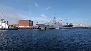 La frégate Aquitaine🇫🇷 ⚓ arrive quai Freycinet 6 avec un vent à décorner des boeufs. Olivier Malengrez | DKC-Dunkerque au Cœur