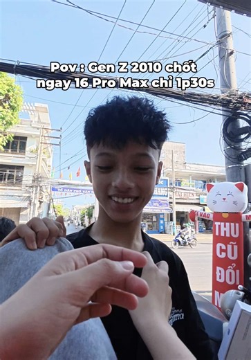 Gen Z đổi iPhone 16 Pro Max kiểu Hùng Thịnh