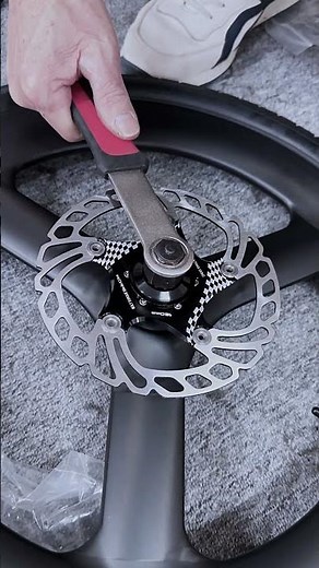 How to Install Cassette and Brake Pads on Carbon 3-Spoke Wheels.#icancycling