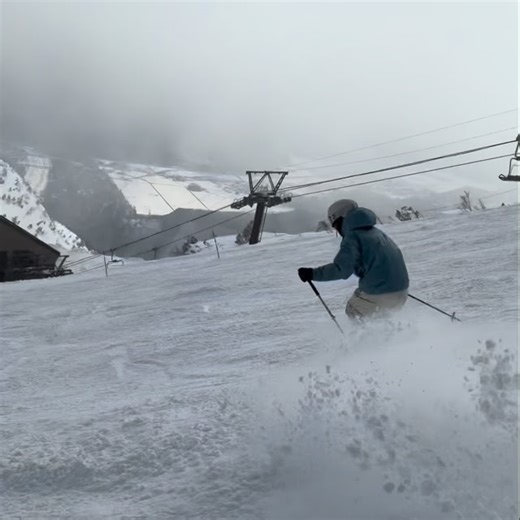雪を削りながらスピードをコントロール⛷️🌪️ Controlling speed by skidding the skis. @xraeb_sport @vandeer_redbull_sports @goldwin_global @goldwin_jp | Daisuke Yoshioka