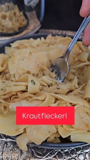 Rezept! Und jaaaaa, i weiss, dass mer da die Fleckerl-Nudeln nimmt, aber die gibt's bei uns net... Schmeckt aber au echt super mit Bandnudeln 😘❤️ ✨️✨️✨️ 300g Bandnudeln (oder falls erhältlich Fleckerl) 500g Weißkohl 1 Zwiebel, gewürfelt 2-3 EL Zucker 1-2 TL gemahlener Kümmel 125 ml Gemüsebrühe 3 EL Essig Salz Pfeffer Paprika edelsüß Zubereitung Die Zwiebeln fein würfeln. Den Kohl vom Strunk entfernen und in Vierecke schneiden. Öl in einen großen Topf geben, Zwiebeln und Zucker dazugeben und zus