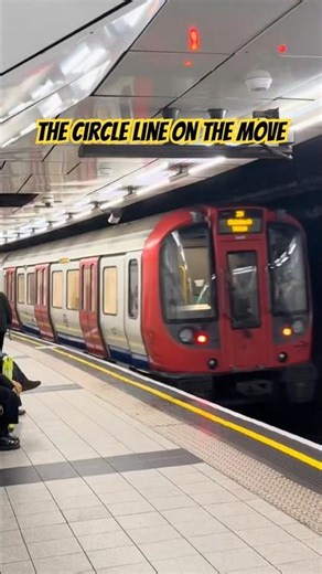 The Circle Line on the move #subwaytrain #train #tfl #metro #circleline #trainspotting #tflrail