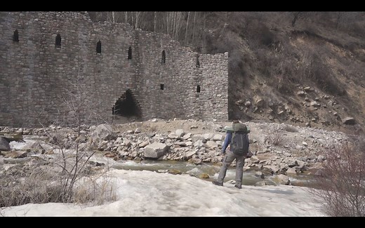 【Simple Life】山上的一座废弃城堡里露营建一个壁炉