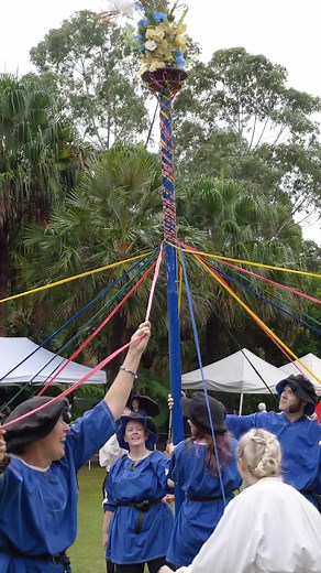 When they start to get the hang of the maypole 😍 thanks to all who jumped in and had a go at Shakespeare in the Gardens!