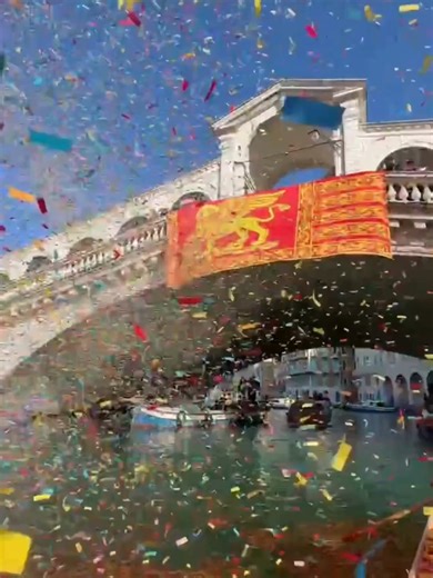 Με έντονα χρώματα, μουσική και εντυπωσιακές μεταμφιέσεις άνοιξε αυλαία το φετινό Καρναβάλι της Βενετίας, προσελκύοντας χιλιάδες επισκέπτες και κατοίκους που πλημμύρισαν την πλατεία του Αγίου Μάρκου, αναβιώνοντας έναν από τους πιο εμβληματικούς θεσμούς της πόλης. Το Καρναβάλι του 2026 πραγματοποιείται υπό τον τίτλο «Όλυμπος. Επιστροφή στις απαρχές των αγώνων», ένα θεματικό αφιέρωμα εμπνευσμένο από τους Χειμερινούς Ολυμπιακούς Αγώνες του 2026, οι οποίοι ξεκινούν στις 6 Φεβρουαρίου και θα διεξαχθού