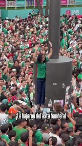 Aficionada sube a asta en Fan Festival Guadalajara: Protección Civil la baja