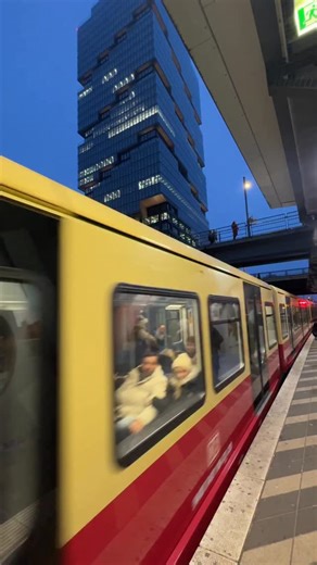 Humor is Art on Instagram: "Hallo, Manni hier mit nem kleenem Cleaning-Tutorial, habt n juten Start in die neue Woche, Prost, euer Manni ❤️ #manni #sbahn #berlin #comedy #polster #reinigung #ditisberlin"