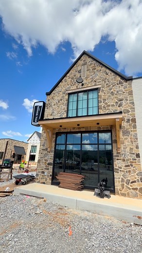 Your first look at The Brass Tap! Expected opening date is August 25th. They will be open 7 days a week and will serve lunch and dinner including fish, steak frites, pizza, and salads. 🍕🥗🥩 🍺 Featuring a straight-through tap system 📺 24 TVs including a massive 100-inch screen in the back, perfect for game day! 📅 Hours: Mon–Thurs: 11am–10pm Fri–Sat: 11am–11pm Sunday: 11am–9pm Whether you’re here for lunch, dinner, or just drinks and a game we think The Brass Tap will be your new go-to. Check