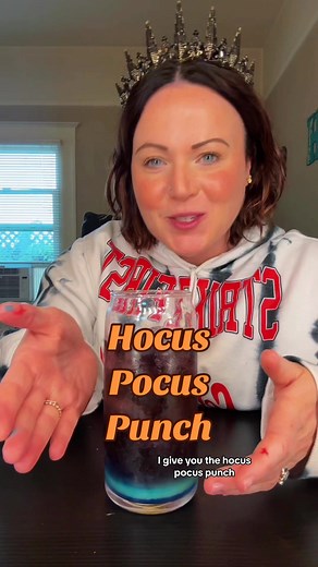 EASY Hocus Pocus Punch 💀👻🎃 #cocktails #cocktail #bartender #drink #bar #drinks #food #halloween #gin #coctel #cocteleria #cocteles #mixology #halloweencocktailreciepes #easyhalloweendiy