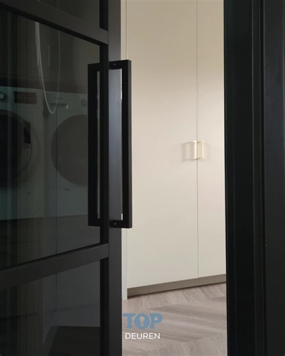 II ZWART GLAS II Zwarte glazen deuren zijn een prachtige manier om een afscheiding in je huis te creëren. Ze voegen niet alleen een moderne uitstraling toe, maar zorgen ook voor openheid en lichtinval. Perfect voor elke ruimte! #Topdeuren #Barneveld #Veldhoven #Zwartglas