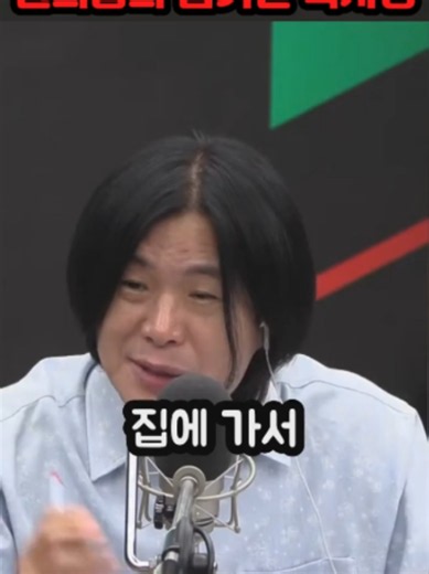 정치와 시사, 그리고 사회적 문제의 본질을 꿰뚫어 보는 시간! 🔍 특검 수사관들이 찾아와도 숨어서 나오지 않는 원희룡 전 장관, 그리고 논란이 일자 돌연 선언한 '양평 고속도로 백지화'. 과연 무엇을 감추기 위해 노선 변경이 아닌 백지화라는 무리수를 둔 것일까요? 특검이 밝혀내야 할 숨겨진 진실과 노선 변경 의혹의 실체를 날카롭게 짚어봅니다. 여기에 더해, 도를 넘은 혐오와 조롱이 난무하는 고교 야구 현장의 충격적인 실태를 고발합니다. 히로시마 원자폭탄, 아우슈비츠 가스실을 언급하며 상대 팀을 조롱하는 행위는 외국이었다면 당장 감옥에 갈 수 있는 심각한 범죄입니다. 이를 제지하지 않고 방관한 코치, 감독, 심판, 그리고 교장 선생님 등 어른들의 책임은 결코 가볍지 않습니다. 과연 우리 사회의 리더들과 어른들은 제 역할을 하고 있는 걸까요? 진실을 외면하는 정치권과 책임을 방기하는 어른들의 모습에 대해 여러분의 생각을 댓글로 자유롭게 공유해 주세요! 💬 이러한 시사 이슈의 본질과 