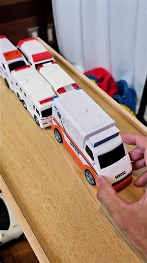 救急車のミニカーが滑る！！緊急走行 #救急車 #ambulance