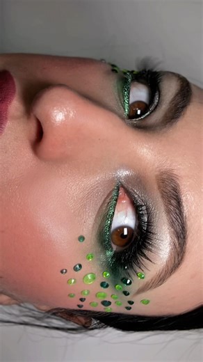 Come ho realizzato questo make-up verde 💚 #makeup #youtubeshort #greenmakeup