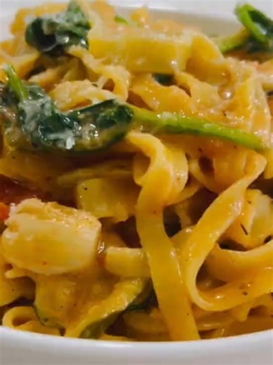 Creamy Zucchini Pasta. One pot pasta Creamy Zucchini Pasta. One pot pasta What you need; 2 zucchini 2 tomatoes 6 garlic cloves cover and cook for 5 mins After 5 mins mash all the things 1 tbsp tomato paste 300g pasta 600ml vegetables broth Sun dried tomatoes 1 tsp mix herbs 1 tsp paprika Salt and pepper Cook for 15 mins 150 ml cream Handful of Spinach Parmesan cheese #zucchinipasta #pasta #easyrecipestomakeathome If you enjoyed my video, please like, share, subscribe, and hit the notification be