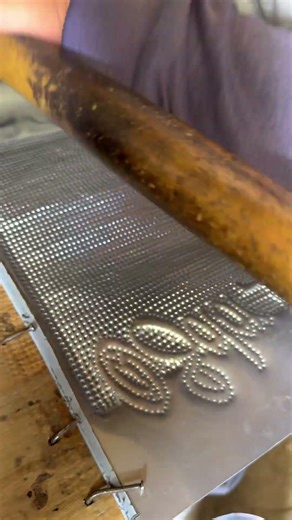 Fabricando güiras merengueras a mano, la consigues en joiz percusión Colombia +573178380785 #guira