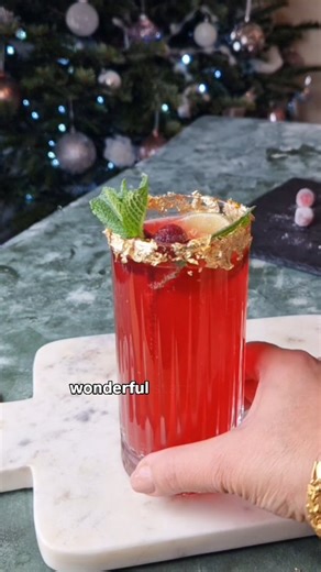 Azlin Bloor on Instagram: "Cranberry & Ginger Mocktail, but make it gold and bling. It’s sweet, it’s sharp, it’s sparkling - like me, but in a glass.😉 All shop-bought, zero prep, no “simple syrup” nonsense - just ice, shop bought cranberry juice, no-alcohol ginger ale/beer, and a little edible sparkle. Want the exact ratios? Comment RECIPE and I’ll drop it. https://www.linsfood.com/cranberry-and-ginger-beer-mocktail/ #mocktailrecipe #festivedrinks #nonalcoholicdrinks #NYE #linsfood"