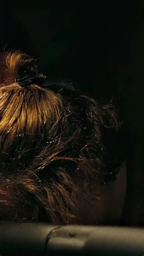 Leonardo DiCaprio became deeply involved in shaping the film’s emotional core. Many of its most powerful scenes grew out of long, late-night conversations between him and Paul Thomas Anderson, which often led to dialogues being rewritten on the spot, in pure improvisation. He also became known on set for bringing instruments, objects, and small historical artifacts that helped him build the character’s inner world, almost all selected by him. The crew even joked that “Leo showed up carrying a wh