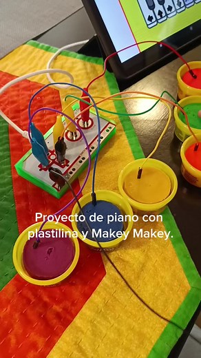 Proyecto de piano con plastilina. Los materiales son Makey Makey, plastilina, cables, PC o Tablet. Se conectan los cables al Makey Makey y a la plastilina. Y luego el Makey Makey se conecta a la PC o a la Tablet. Se busca en la página web de Makey Makey una app de piano. Agarrando el cable llamado tierra con una mano, al tocar la plastilina va a sonar el piano. #makeymakey #makeymakeyproject #piano #preescolar #electronicaparaniños #plastilina #playdoh