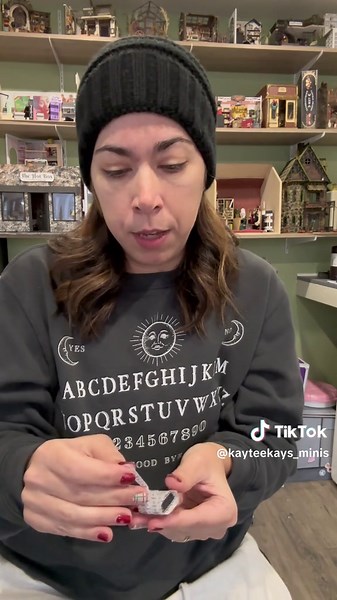 Day 10 of the @dolls_of_anarchy Miniature Advent is by @Lyladanielle and she is spoiling us with the luxury goods this holiday 🤗 #dollhouseminiatures #adventcalendar