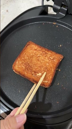 Perfect Toast with Hazel Quinn’s Retro Eduardo Recife Toaster!