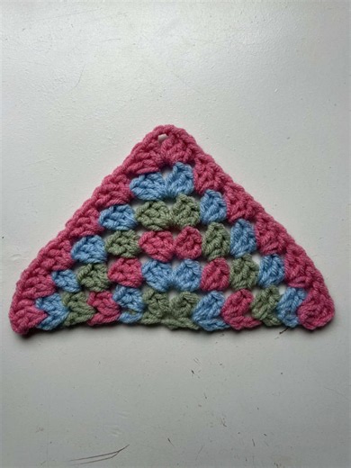 1/2 Granny Square tutorial! 🧶 *This is not my pattern, I used “Tresurie” on YouTube!* #grannysquare #grannysquareblanket #persiantileblanket #halfgrannysquare