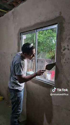 Já vi muitas e muitas janelas de alumínio emperrando… e quase sempre o problema está na instalação. Isso acontece porque esse tipo de janela é uma das opções mais econômicas do mercado e não tem um grau tão elevado de precisão. Ela já vem pronta de fábrica para ser instalada no vão, mas normalmente vem com uma fita de travamento nas folhas. O problema é que a maioria das pessoas só remove essa fita depois que o chumbamento já está pronto. Quando isso acontece, não tem mais como corrigir se a jan