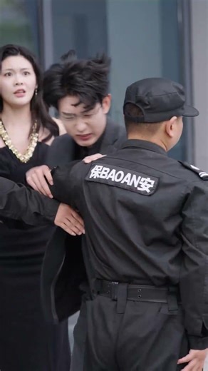 La humilla con su amante… 😡hasta que muestra su identidad y él suplica perdón 😮#drama #shorts