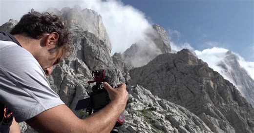 L'alpinismo visto da vicino sulle pareti delle montagne più iconiche: le Dolomiti