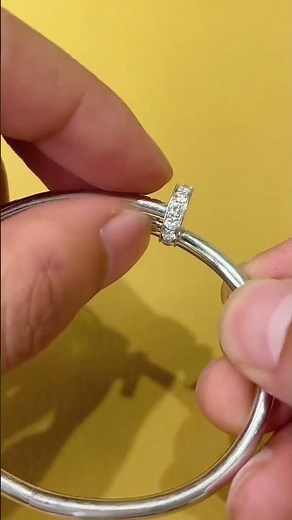 How too Open And Vlose Cartier Juste Un Clou Nail Bracelet?