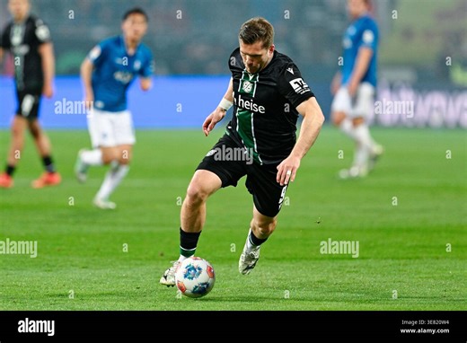 11 April 2026, Hesse, Darmstadt: Soccer, Men: Bundesliga 2, Darmstadt 98 - Hannover 96, Matchday 29, Merck-Stadion am Böllenfalltor. Benjamin Källman (Hannover 96) passes the ball. Photo: Uwe Anspach/dpa - IMPORTANT NOTE: In accordance with the regulations of the DFL German Football League and the DFB German Football Association, it is prohibited to utilize or have utilized photographs taken in the stadium and/or of the match in the form of sequential images and/or video-like photo series Stock 